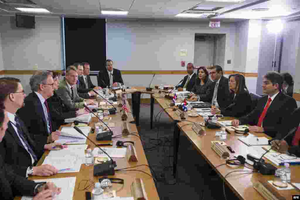 La encargada de Asuntos de América del Norte del Gobierno cubano, Josefina Vidal (2d), encabeza una delegación del gobierno cubano que se reúne con la subsecretaria de Estado de EE.UU. para América Latina, Roberta Jacobson (4i), antes de la segunda ronda