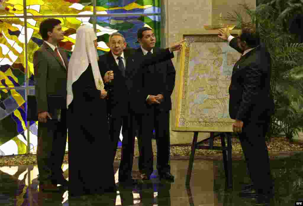El patriarca de la Iglesia Ortodoxa rusa Kiril (2i) intercambia regalos con Raúl Castro (c) después de su reunión hoy, viernes 12 de febrero de 2016, en el Palacio de la Revolución en La Habana (Cuba).