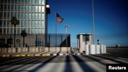 Un guardia de seguridad vigila la entrada a la Embajada de EEUU en La Habana (Foto: Archivo).