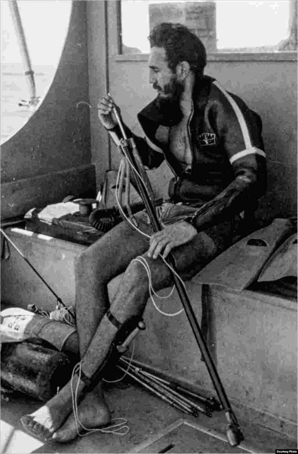 Fidel Castro se prepara para la caza submarina. (Luis Domínguez)