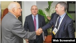 Ricardo Cabrisas saluda a al viceministro de Asuntos Exteriores y Cooperación Internacional de Italia, Mario Giro.