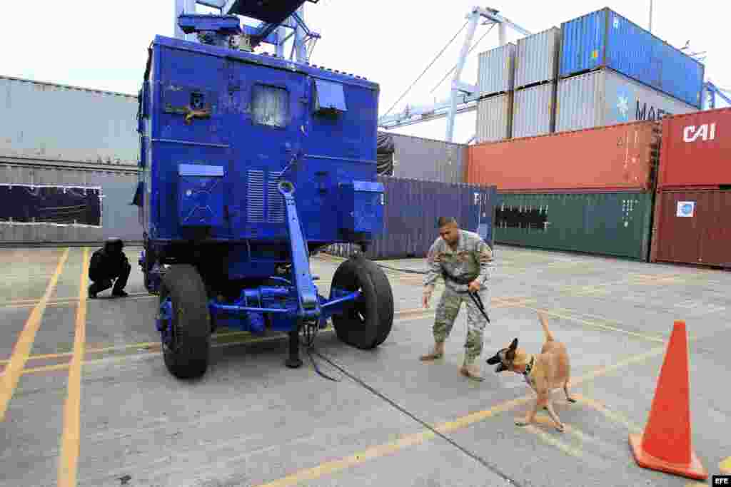 Un grupo de vehículos de uso militar para el lanzamiento de misiles fue presentado por las autoridades panameñas hoy, jueves 1 de agosto de 2013, en el puerto de Manzanillo en la caribeña ciudad de Colón, donde también hallaron explosivos y municiones en