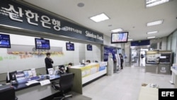 Sucursal del banco Shinhan permanece vacío durante un día en el que la red informática del banco se ha congelado en Incheon (Corea del Sur).