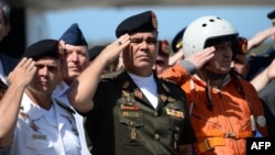 El ministro de Defensa de Venezuela, Vladimir Padrino (C) recibe dos aviones supersónicos pesados estratégicos Tupolev Tu-160 rusos en el Aeropuerto Internacional de Maiquetia, el 10 de diciembre de 2018.