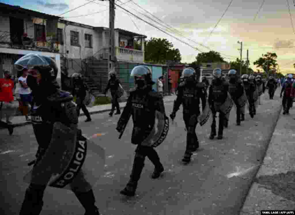 La policía antidisturbios recorre las calles luego de una manifestación contra el gobierno de Miguel Díaz-Canel en el municipio de Arroyo Naranjo, La Habana el 12 de julio de 2021.