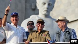 Miguel Díaz-Canel y Raúl Castro en el desfile del 1 de Mayo en Cuba. (Archivo)