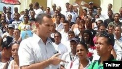 Foto Archivo. José Daniel Ferrer rodeado de activistas de la UNPACU.