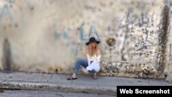 Khloé Kardashian subió esta foto a Instagram. Al parecer borró el cartel luego de recibir críticas por posar bajo una cita de Fidel Castro.