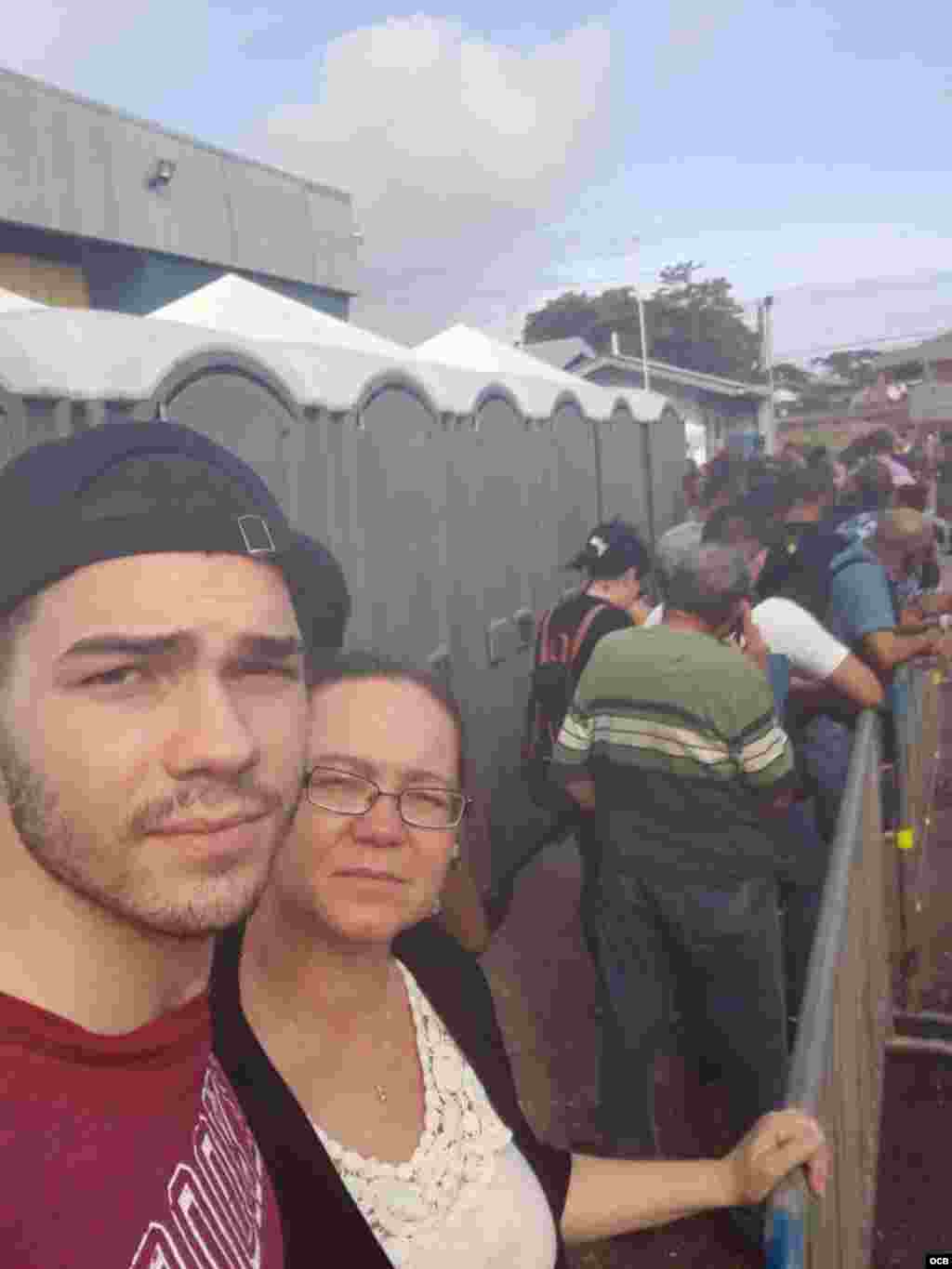 Yaquelín Vera hace fila junto a su hijo para recibir atención médica en el Comfort, anclado en Trinidad y Tobago.