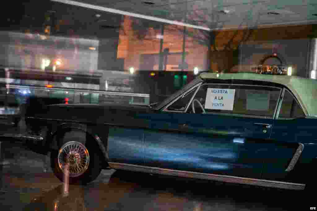 La vitrina vacía de un concesionario en Caracas.