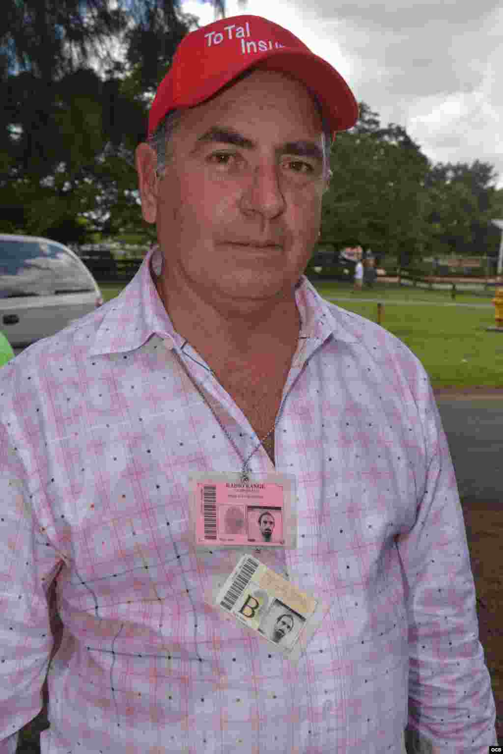 Pablo Ojeda conserva de aquellos tiempos un álbum de fotografías y varias ediciones de ¿Qué pasa?, una publicación destinada a informar a los cubanos en la base.