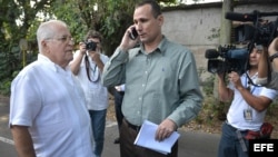 El exprisionero político José Daniel Ferrer y el disidente Elizardo Sánchez (izq) en una foto de archivo.