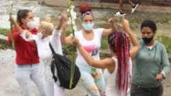 A pesar de la Constitución, Damas de Blanco siguen sin poder ir a misa A pesar de la Constitución, Damas de Blanco siguen sin poder ir a misa