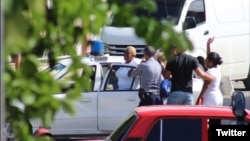 Policías detienen a Damas de Blanco a la salida de la sede del grupo oposictor en Lawton, La Habana.