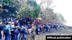 Caravana de migrantes cubanos en Panamá. Foto Servicio Nacional de Fronteras de la República de Panamá.