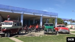 Transportistas privados en una terminal de pasajeros en Cuba.