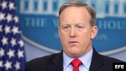 El portavoz de la Casa Blanca, Sean Spicer, durante una rueda de prensa en la Sala de Conferencias James Brady de la Casa Blanca en Washington, Estados Unidos, hoy 3 de febrero de 2017. El presidente de EE.UU., Donald J. Trump, es el primero en ofrecer l