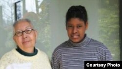 Tania Díaz Castro y su nieta mayor, en Suiza.