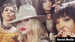 Las hermanas Kardashian con su amiga Malika Haqq / Foto tomada del Instagram de Khloé Kardashian.