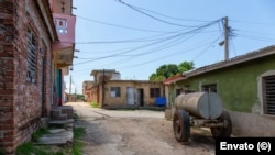 Una pipa de agua vacía en un barrio del interior de Cuba. (Foto de referencia/Envato)
