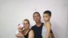 Ovidio Martín Castellanos junto a su esposa e hijos. (@KataCuba)