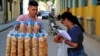 Un vendedor de galletas en La Habana.