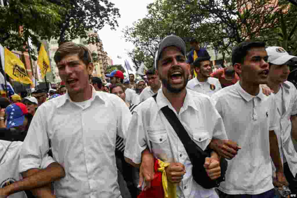 Un grupo de jóvenes participan hoy, jueves 1 de septiembre de 2016, en una manifestación denominada "Toma de Caracas".