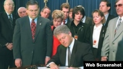 El presidente Bill Clinton promulga la Ley Helms-Burton. A su izquierda el congresista Bob Menendez y el senador Jesse Helms.