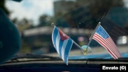 Las banderas de Estados Unidos y Cuba en un auto en La Habana, Cuba.