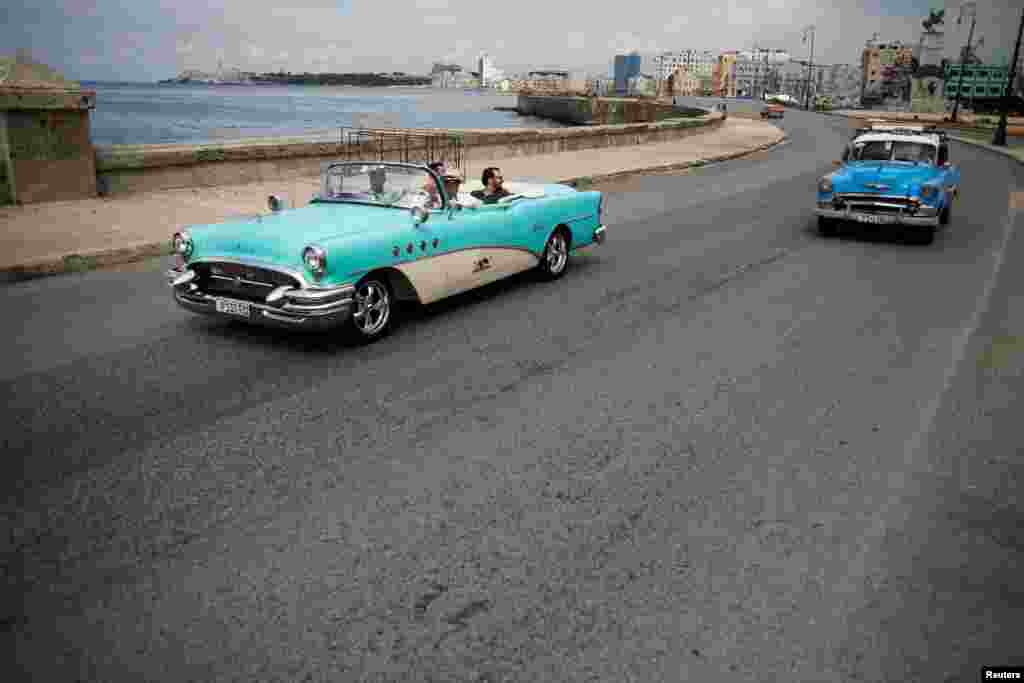 Turistas recorren en almendrones el Malecón de La Habana, el 21 de agosto de 2019. REUTERS/Fernando Medina