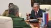 Foto Archivo. Raúl Castro en conversaciones con el ministro de Defensa de Rusia, Serguei Shoigu.