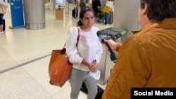 Anamely Ramos ofrece sus declaraciones al periodista Ricardo Quintana, en el Aeropuerto Internacional de Miami.
