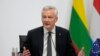 El ministro francés de Economía, Bruno Le Maire, hace declaraciones durante una reunión con sus colegas europeos en París, el viernes 25 de febrero de 2022. (AP Foto/Francois Mori)