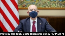 Secretario de Seguridad Nacional de los Estados Unidos, Alejandro Mayorkas, durante su visita oficial a la casa presidencial en San José, Costa Rica, el 15 de marzo de 2022.