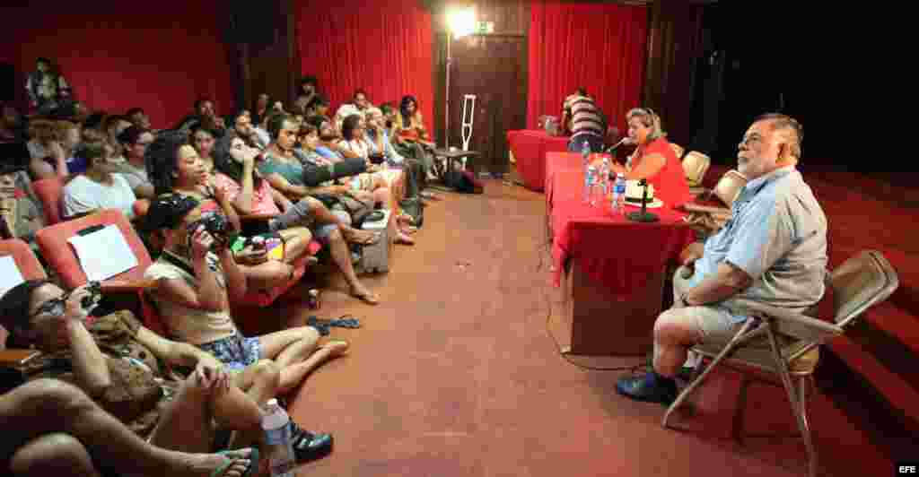 El realizador estadounidense Francis Ford Coppola es visto hoy, martes 14 de julio del 2015, durante una charla con los estudiantes de la Escuela Internacional de Cine de La Habana en La Habana (Cuba).