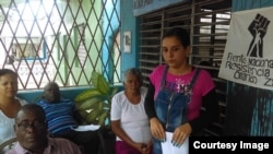 Arianna López Roque (der.), esposa de Mitzael Díaz Paseiros, junto a Jorge Luis García Pérez "Antúnez" (izq.) y otros asistentes al evento.