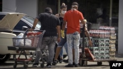 Cubanos compran con dólares en tiendas de La Habana.