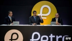 Nicolás Maduro (c); vicepresidente Tareck El Aissami (i) y el ministro Hugbel Roa (d), en acto presentando criptomoneda "petro"