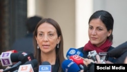 La portavoz del Gobierno de Chile y la activista cubana Rosa María Payá.