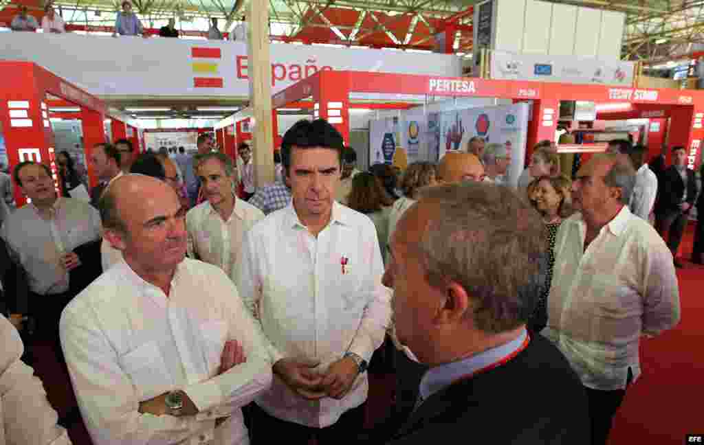Luis de Guindos, el ministro de Economía y Competitividad de España; y el de Industria Energía y Turismo, José Manuel Soria, recorren el pabellón de España el 2 de noviembre de 2015 en la Feria Internacional de La Habana.