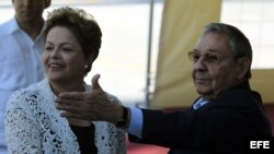 Raúl Castro (d), y Dilma Rousseff (i), inauguran el 27 de enero de 2014, a primera etapa del puerto del Mariel construido con financiación brasileña en Mariel (Cuba).