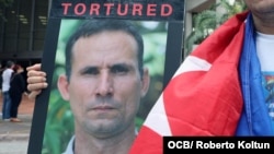 Protesta frente al Consulado Español en la Ciudad de Coral Gables por la liberación de José Daniel Ferrer.