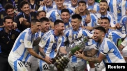 El equipo de Argentina levanta el trofeo después de ganar la Copa América 2024 REUTERS/Agustin Marcarian