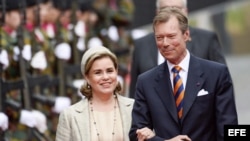 El gran duque Enrique de Luxemburgo (dcha) y su mujer la gran duquesa María Teresa.