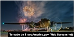 Fuegos artificiales estallan detrás de un avión B-52 de la era de la Segunda Guerra Mundial durante la celebración anual “Kaboom Town” en Addison, Texas. (© Gary Daniels para la ciudad de Addison)