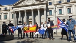 Exigen democracia y libertad para Cuba frente al congreso de los diputados en Madrid Exigen democracia y libertad para Cuba frente al congreso de los diputados en Madrid