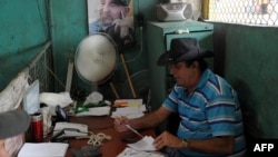 Ahora para poder ejercer en el sector privado serán necesarios más documentos.