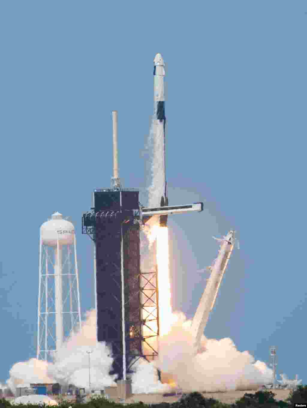 El cohete Falcon 9, con la cápsula SpaceX Crew Dragon, despega de la plataforma de lanzamientos en el Centro Espacial John F. Kennedy, en Cabo Cañaveral, Florida, el 30 de mayo del 2020.