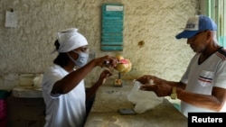 El pan que se distribuye en Cuba por la libreta de racionamiento, que ya era poco y de mala calidad, pesará menos a partir de ahora, anunció el gobierno.