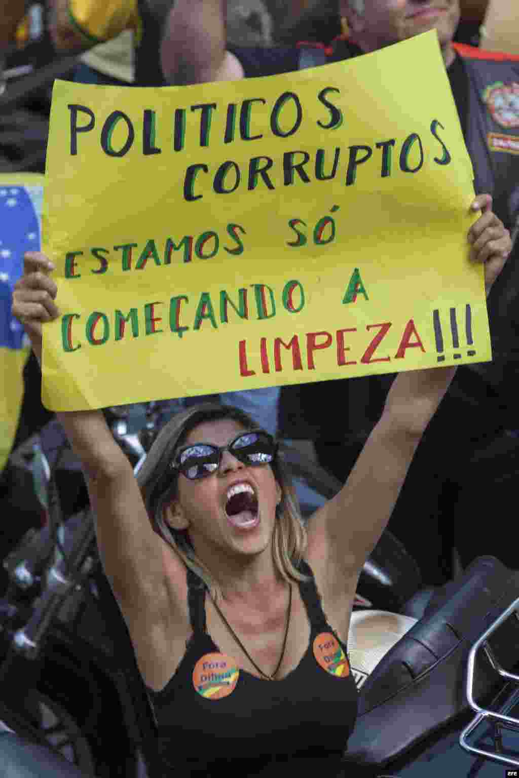 Una manifestante grita consignas durante una protesta contra el Gobierno de Dilma Rousseff hoy, domingo 16 de agosto de 2015, en la avenida Paulista la ciudad de Sao Paulo (Brasil).